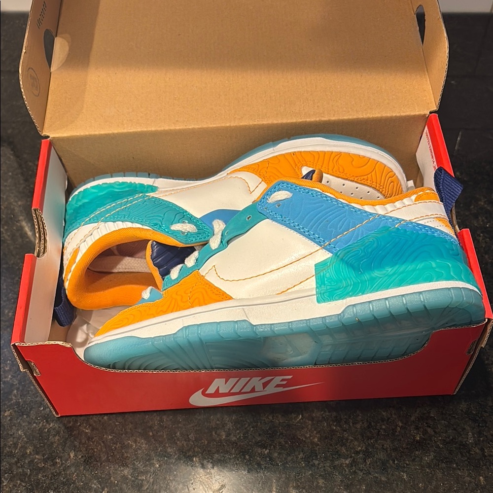 Nike women’s Multicolor Sneakers